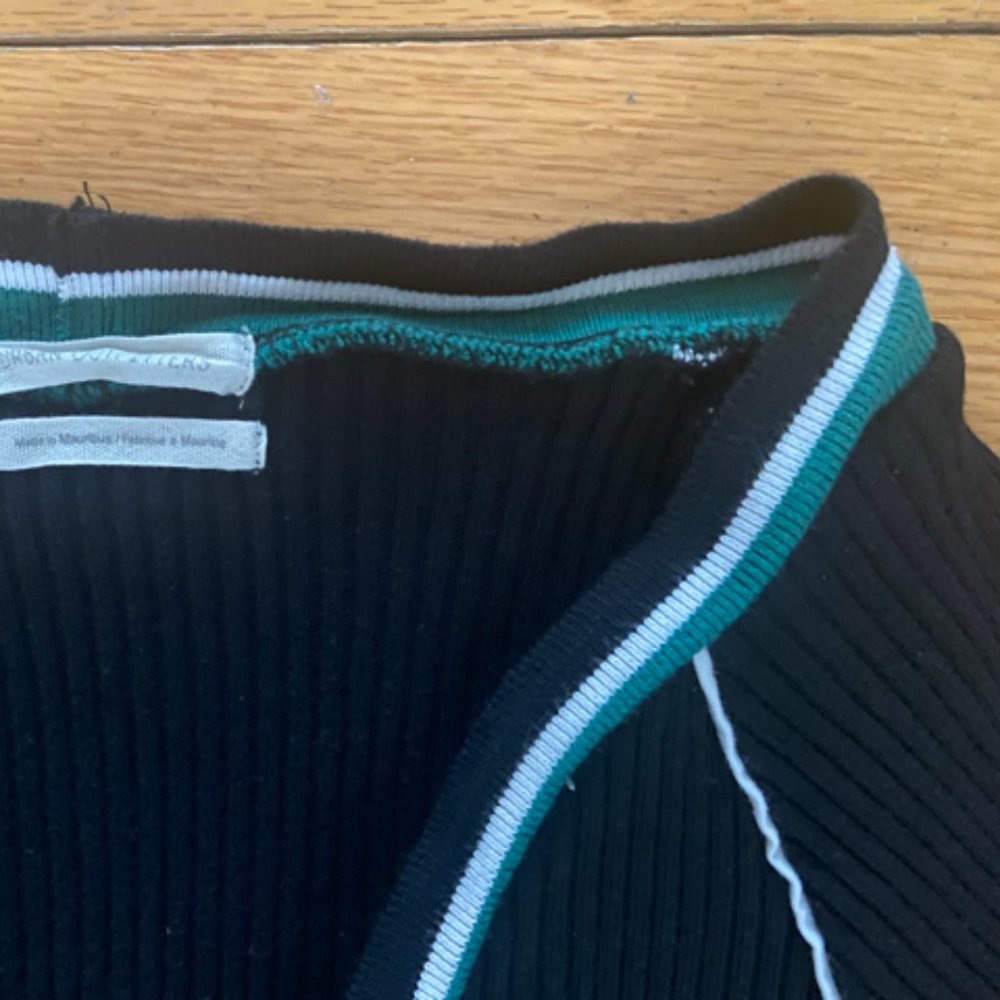 Crop Top Tee With Zipper In Front - Picture 3 of 5
